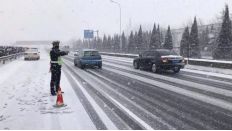 雪天在高速公路上驾驶时关于安全车距的说法正确的是什么-有驾 雪天在高速公路上驾驶时关于安全车距的说法正确的是什么-有驾