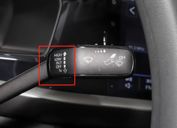 汽车喷玻璃水的开关在哪-有驾