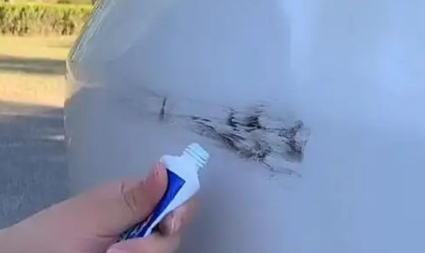 车身刮痕怎么用牙膏处理-有驾