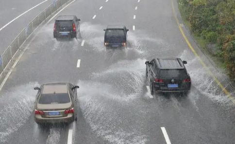 雨天驾驶机动车减速慢行的主要原因是什么?-有驾