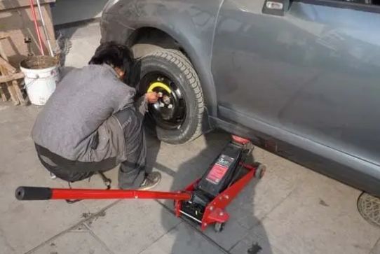 千斤顶顶哪个位置-有驾