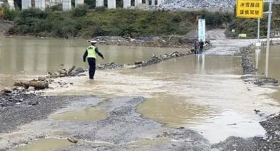 漫水道路行车时应该怎么办-有驾