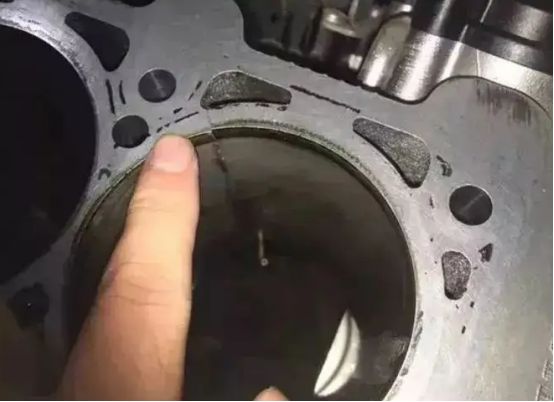 发动机上排气大是什么原因-有驾