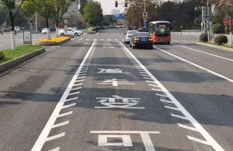 道路上锯齿状白色实线是什么标线-有驾