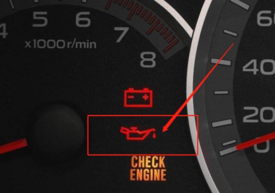 汽车显示一个水壶滴水是机油报警灯,机油报警灯在车辆启动时,可能会亮