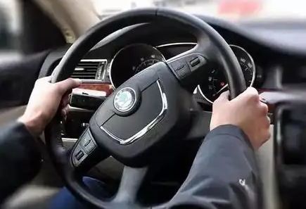 4,打方向盘时,不可以一只手打方向,另一只手放在挡位上.