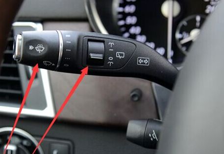 奔驰e300雨刷喷水开关在方向盘的左后方.