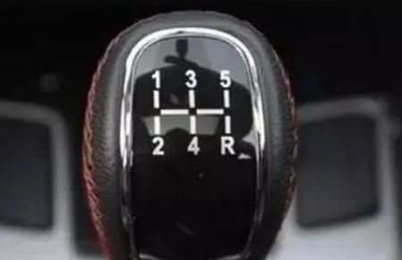 挂一档总是滑到三档怎么回事-有驾