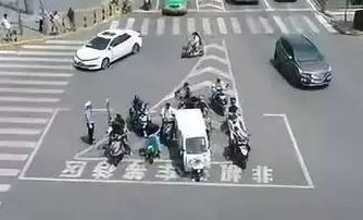 等待区怎么行驶的-有驾 等待区怎么行驶的-有驾