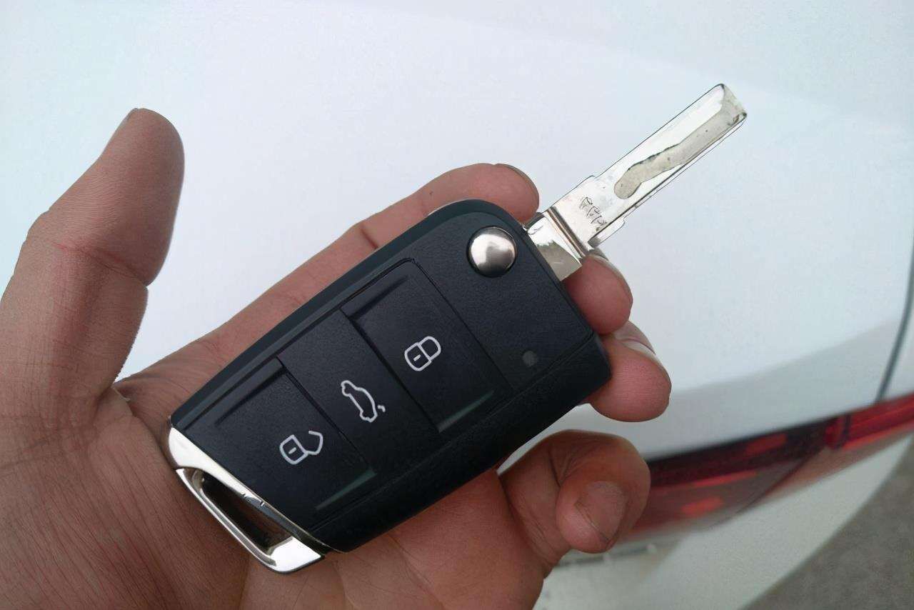电动车钥匙被锁在车座里怎么办？用一个巧妙方法，分分钟就能取出 - 哔哩哔哩