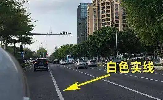 道路右侧车行道边缘白色虚线指示-有驾