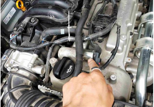 五菱宏光凸轮轴位置传感器在哪里-有驾