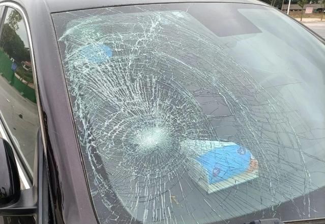 汽车玻璃爆裂的原因-有驾