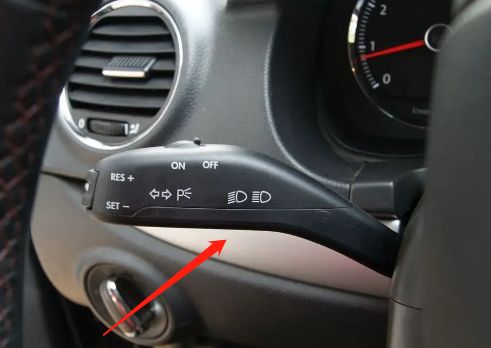 1,将左边灯光控制开关向前拧两下为近光灯,主要是用于夜间城市行驶