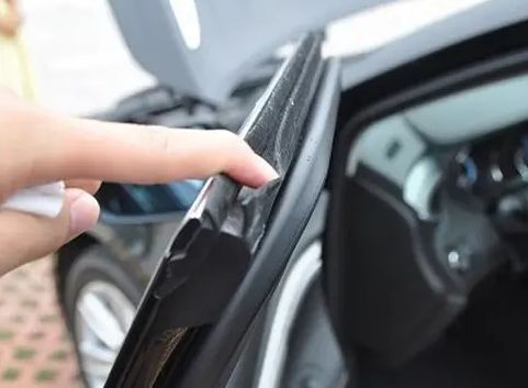 汽车a柱渗水是什么原因-有驾