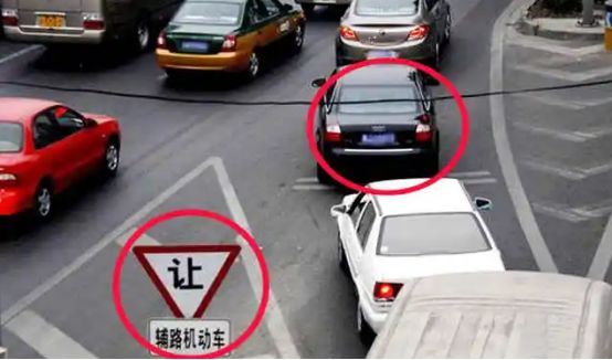 为什么规定辅路车让主路车先行-有驾