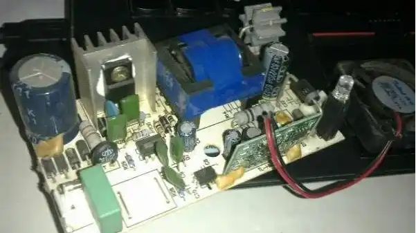 电动车充电器一直亮红灯是怎么回事-有驾