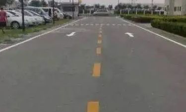 路口前端的双白虚线是什么含义-有驾