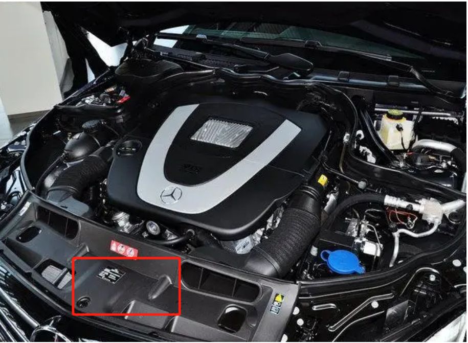 1,位置在发动机前面的铭牌上.