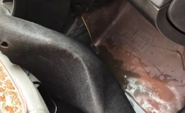 汽车驾驶室脚垫下面有水怎么处理-有驾 汽车驾驶室脚垫下面有水怎么处理-有驾