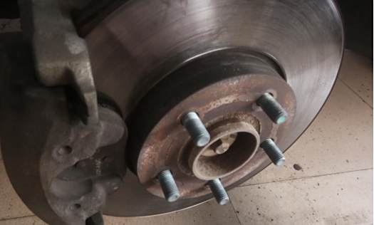 刹车时方向盘抖动是什么原因怎么解决-有驾