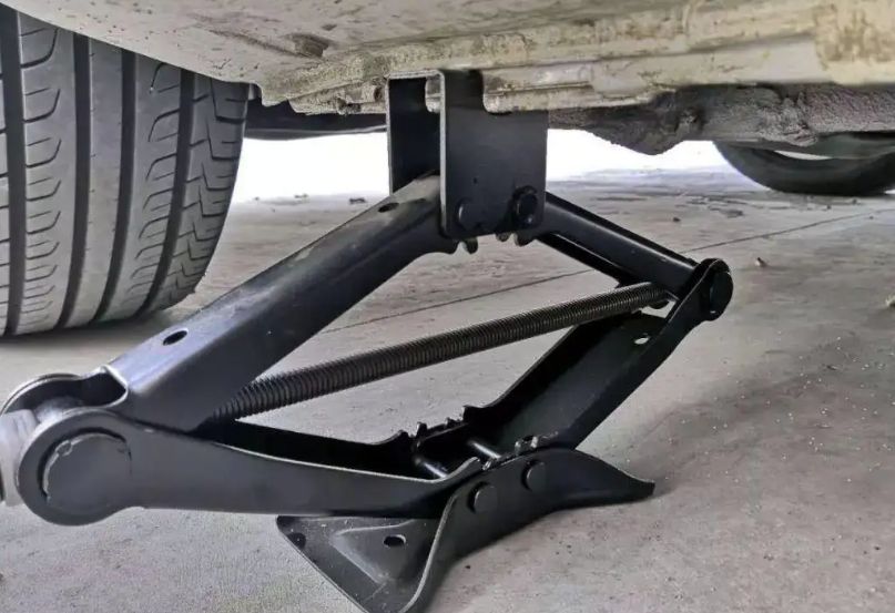 千斤顶顶哪个位置-有驾