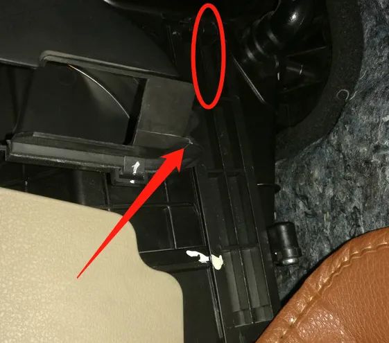 经典轩逸空调滤芯怎么拆-有驾