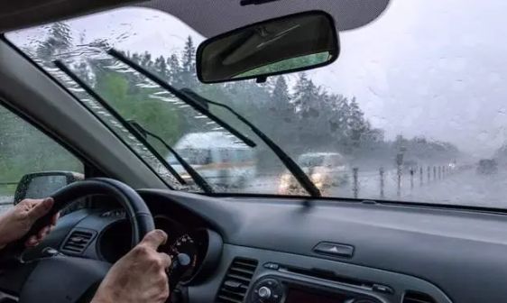 下雨路滑还是下完雨路滑-有驾