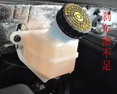 刹车刹不住往前滑的原因-有驾