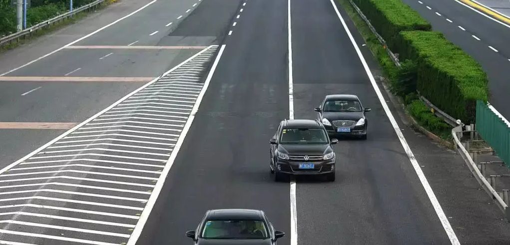 高速违规变道扣几分-有驾