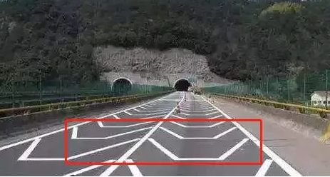 高速道路标线是什么意思-有驾