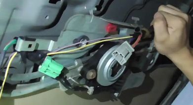 天窗遮阳帘卡住了收不回去怎么办-有驾 天窗遮阳帘卡住了收不回去怎么办-有驾