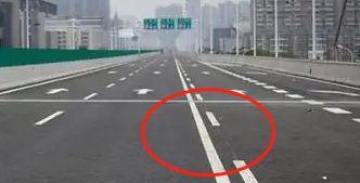 路面白色虚实线指示变道或靠边停车时允许跨越吗-有驾