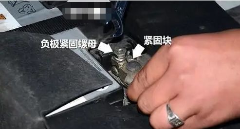 宝马1系电瓶正负极在哪-有驾 宝马1系电瓶正负极在哪-有驾
