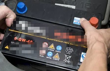 宝马1系电瓶正负极在哪-有驾 宝马1系电瓶正负极在哪-有驾