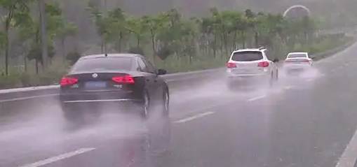 雨天城市道路车速规定-有驾