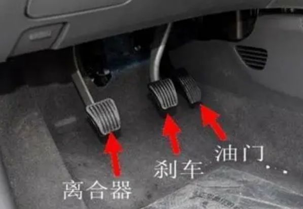 上坡的时候离合全松开吗?-有驾