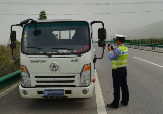 高速应急车道行驶扣几分罚款多少-有驾 高速应急车道行驶扣几分罚款多少-有驾