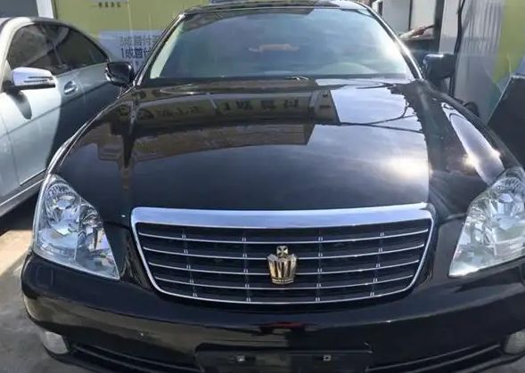 埃尔法两个车标的区别-有驾