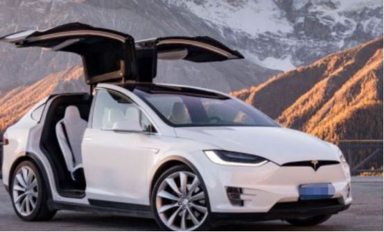 这款车型的后门可以向上打开,以飞翼的形式出现.