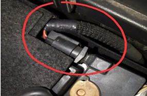 汽车仪表显示红色电瓶是为什么?-有驾 汽车仪表显示红色电瓶是为什么?-有驾