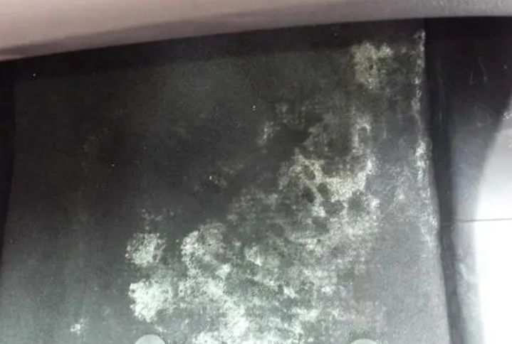 汽车脚垫下有水怎么办-有驾