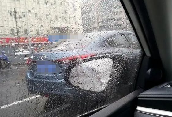 汽车脚垫下有水怎么办-有驾