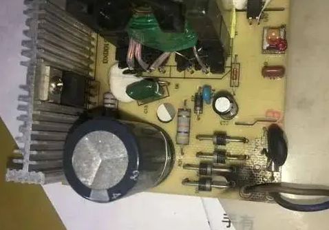 电瓶车充电一直红灯是怎么回事-有驾