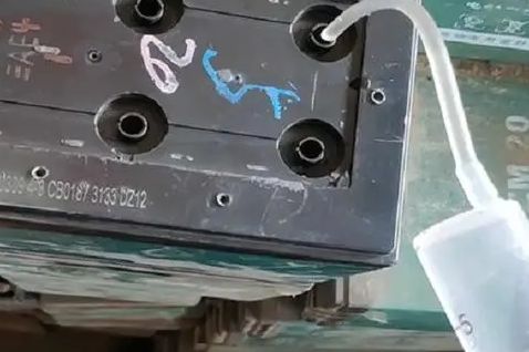 电瓶车充电一直红灯是怎么回事-有驾