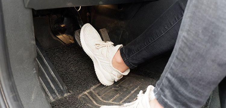 行车制动,驻车制动,发动机制动的区别-有驾