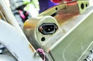 电瓶车充电一直红灯是怎么回事-有驾