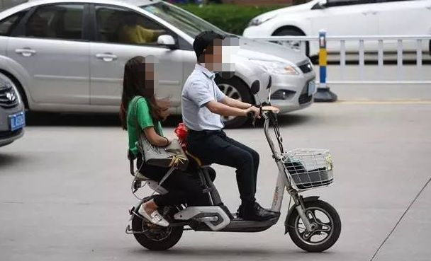 电动车能坐两个人吗-有驾 电动车能坐两个人吗-有驾