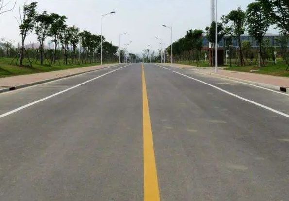 黄实线中间有虚线可以变道吗-有驾