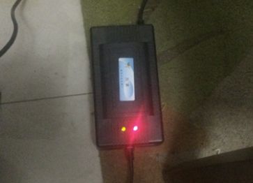 电动车充电器一直亮红灯怎么回事-有驾 电动车充电器一直亮红灯怎么回事-有驾
